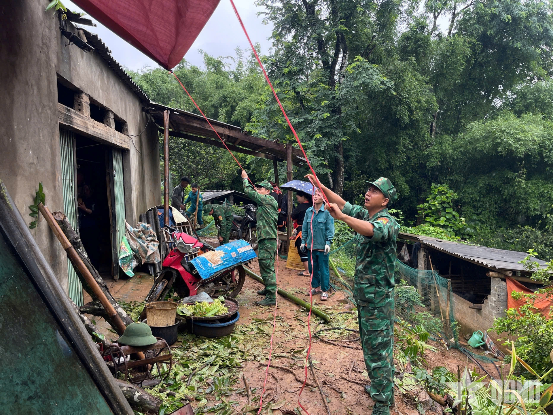 Lai Châu: Bộ đội Biên phòng hỗ trợ người dân khắc phục hậu quả mưa dông